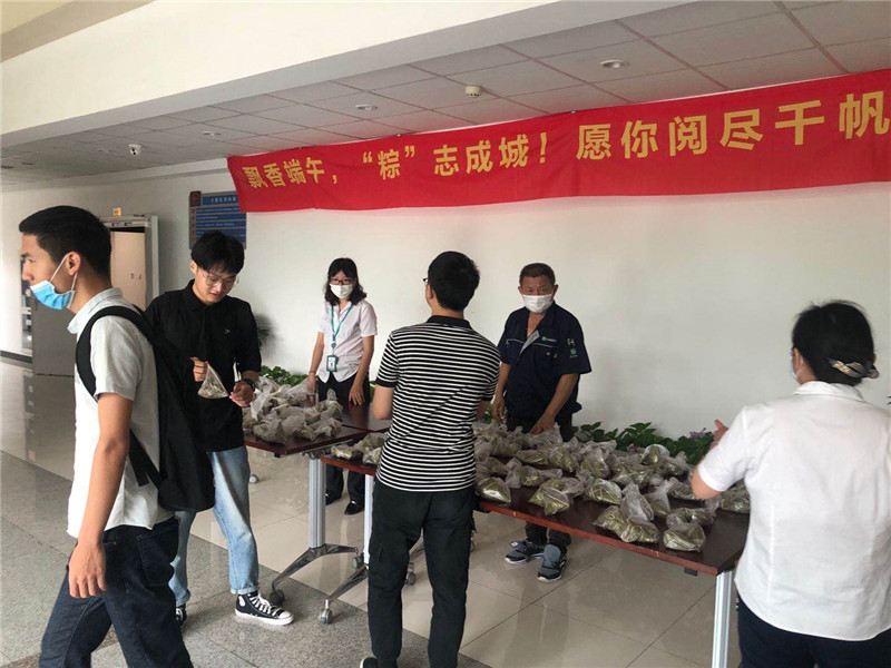 现场粽子发放3.jpg