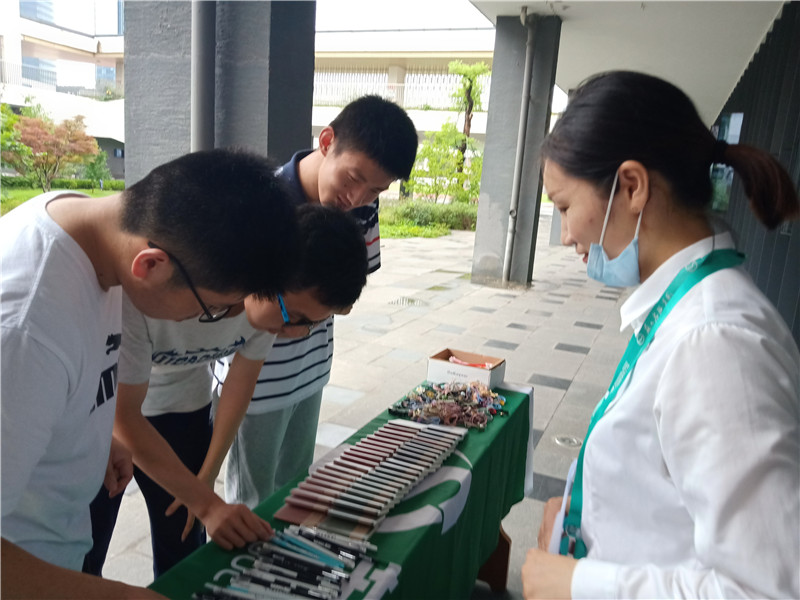 答题成功的同学在挑选礼品.jpg