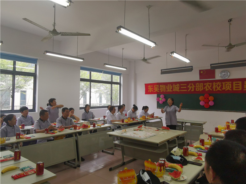 保洁员工羊宏莹开心地表演唱歌.jpg