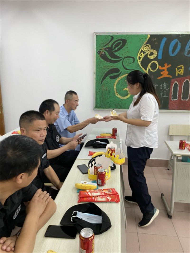 项目管理员给员工送上蛋糕并送上祝福.jpg