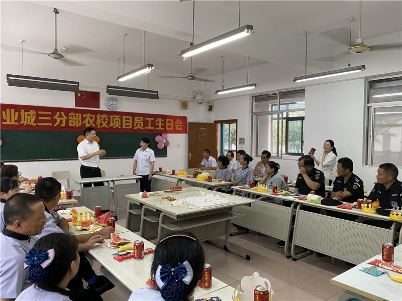 项目经理和员工一起互动.jpg
