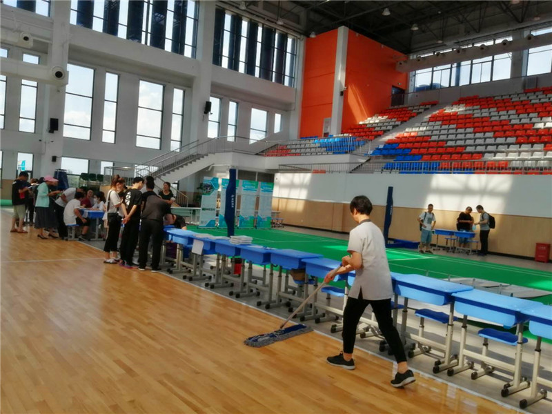 活动期间保洁员寻扫拖洗地面.jpg