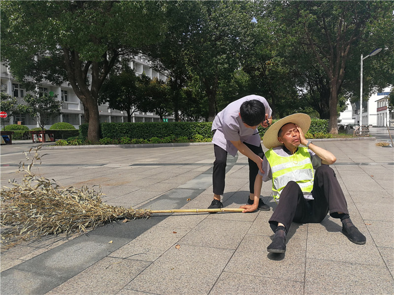 发现中暑保洁员高建明并赶到其身旁询问.jpg