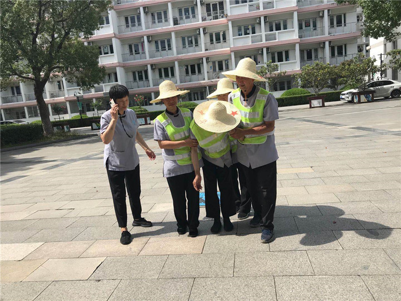 抬扶中暑员工至阴凉通风处.jpg