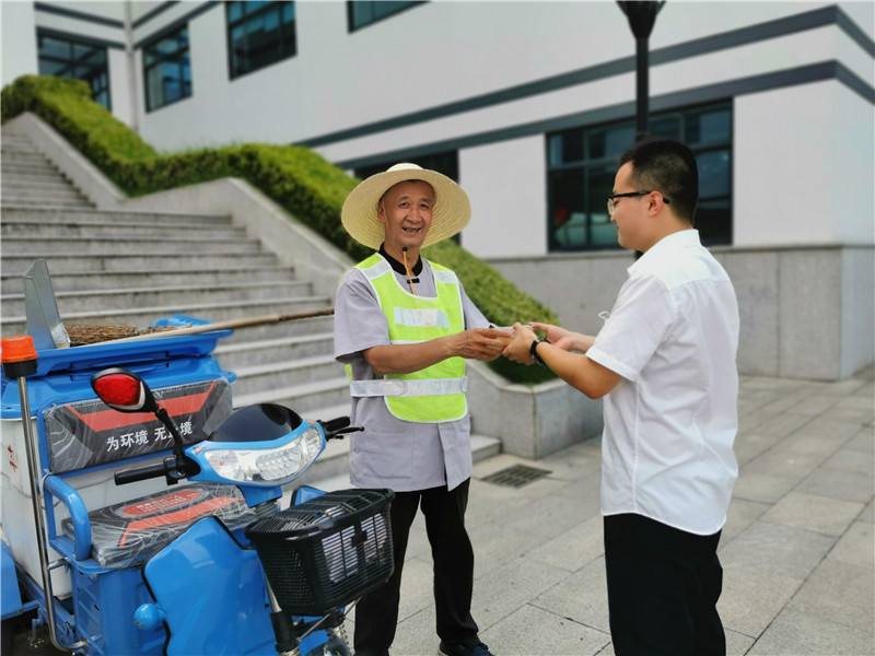 为员工送上绿豆汤.jpg