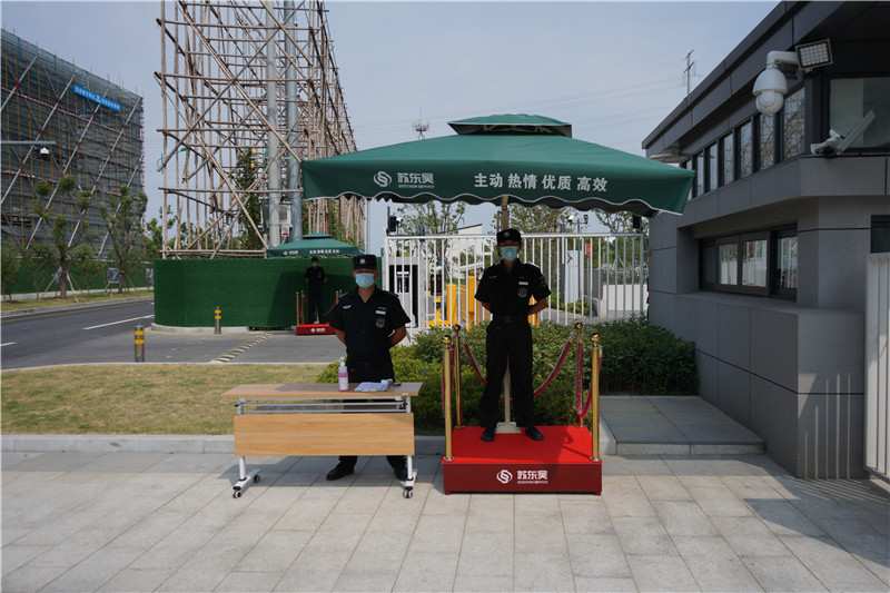 门岗坚守岗位.JPG