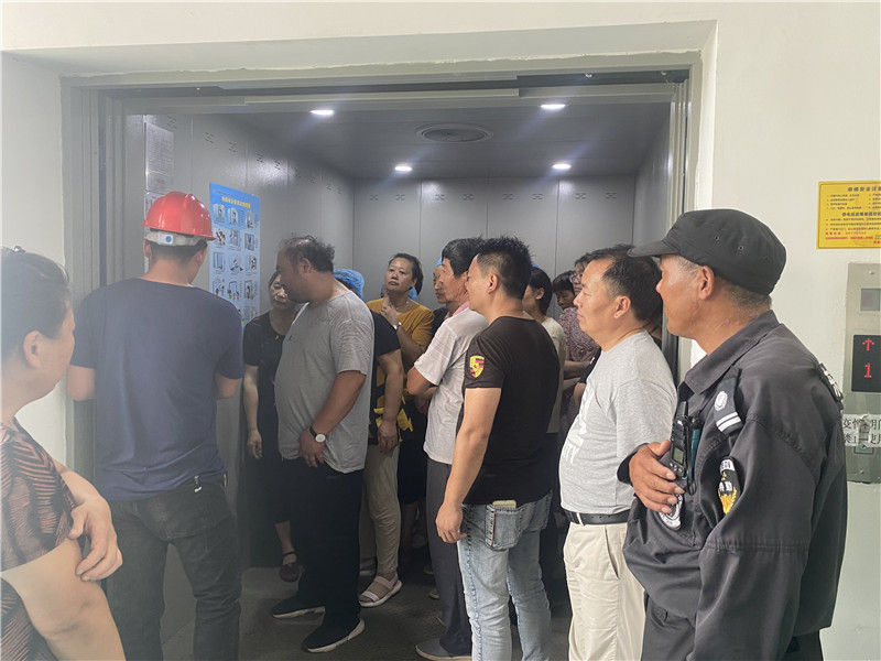 1598597377806306.jpg 电梯维保人员讲解电梯安全知识.jpg