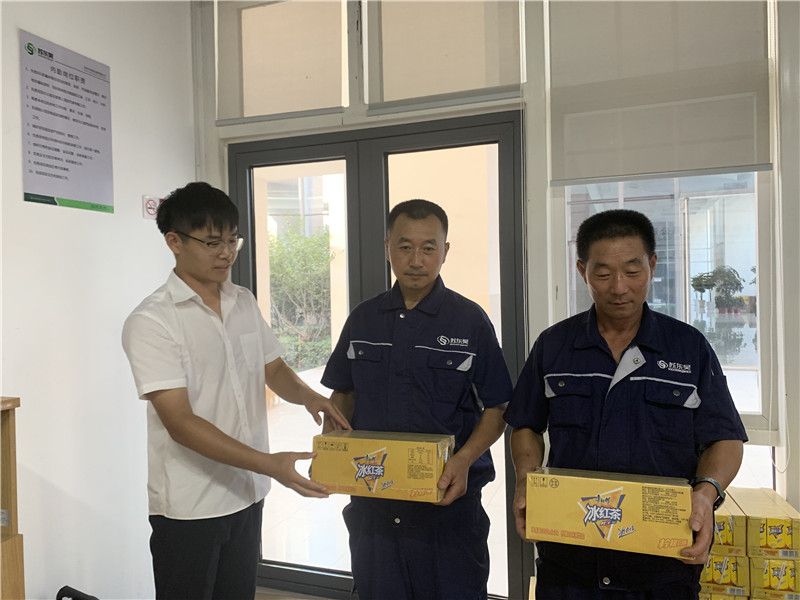 工程主管为维修工发放物资.jpg