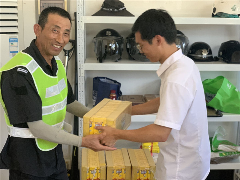 太平校区管理员为安保发放物资.jpg