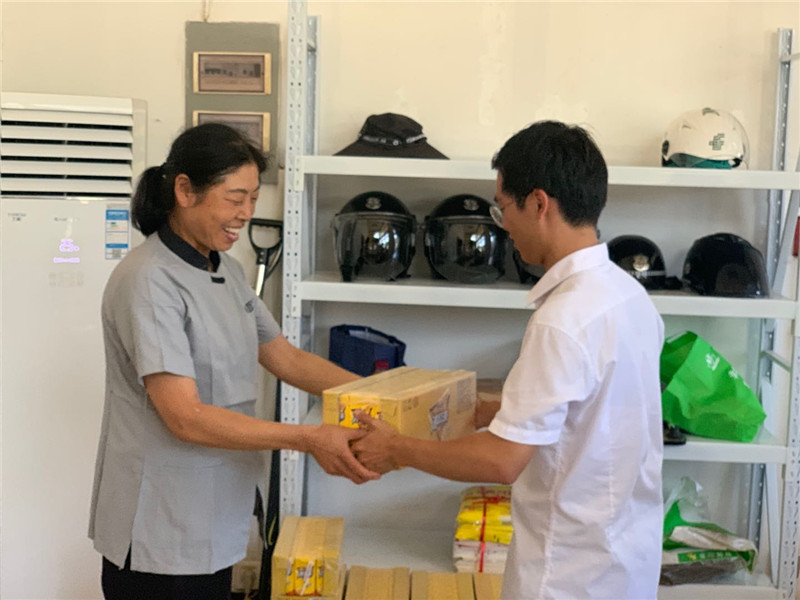 太平校区管理员为保洁阿姨发放物资.jpg