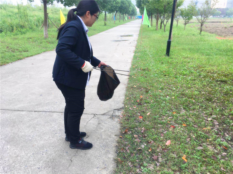 外场捡拾垃圾.jpg
