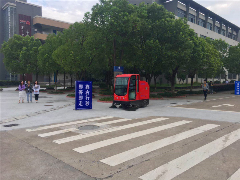 扫地车清扫地面.jpg