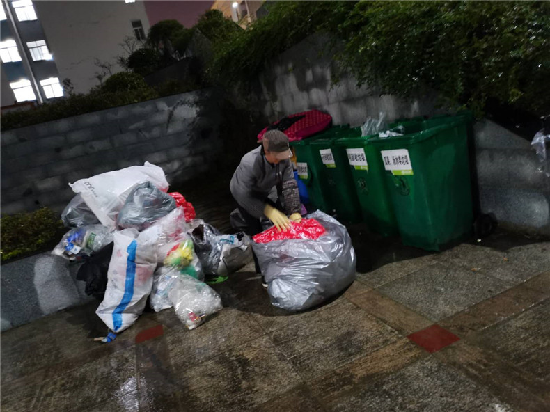 加班清理卫生.jpg