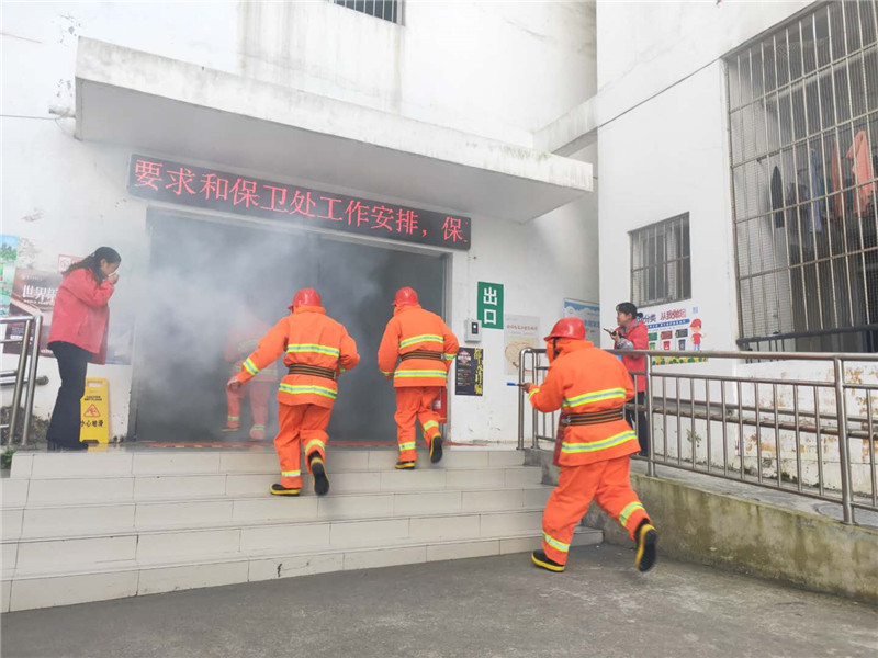 消防员进去扑救.jpg