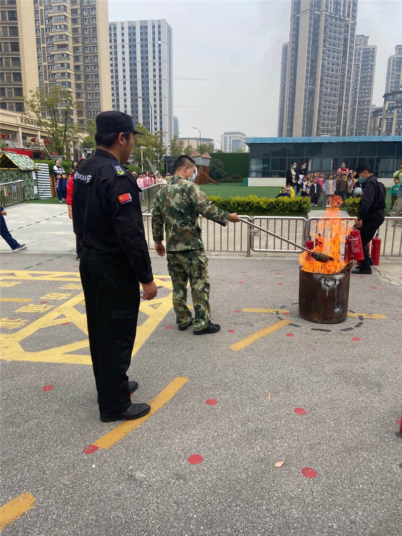消防员点燃火桶.jpg