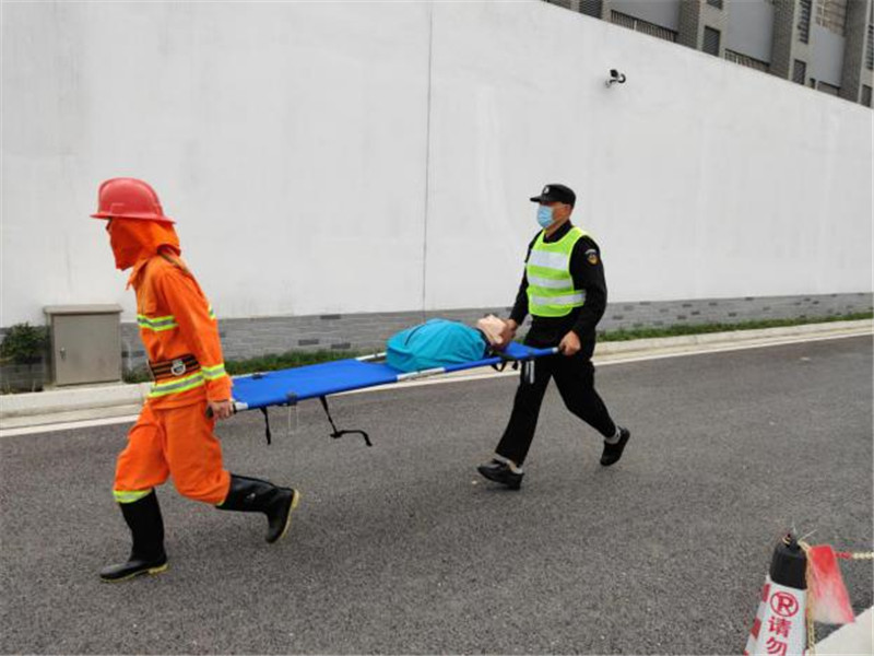 救援组救助伤员撤离火场.jpg