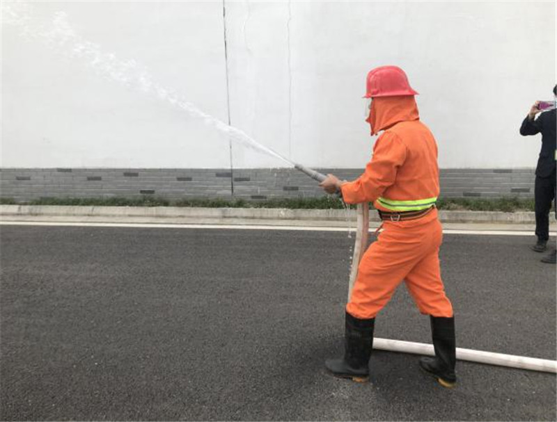 保安员演示水带灭火.jpg