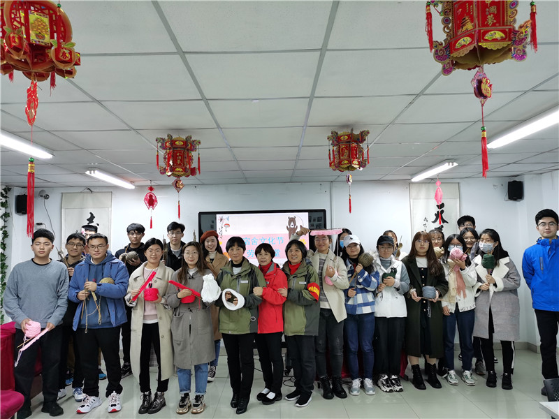 同学们拿着课堂作品合影留念.jpg