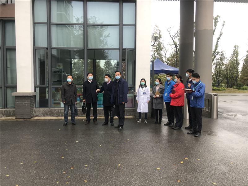 物业管理人员为领导组指引路线.jpg