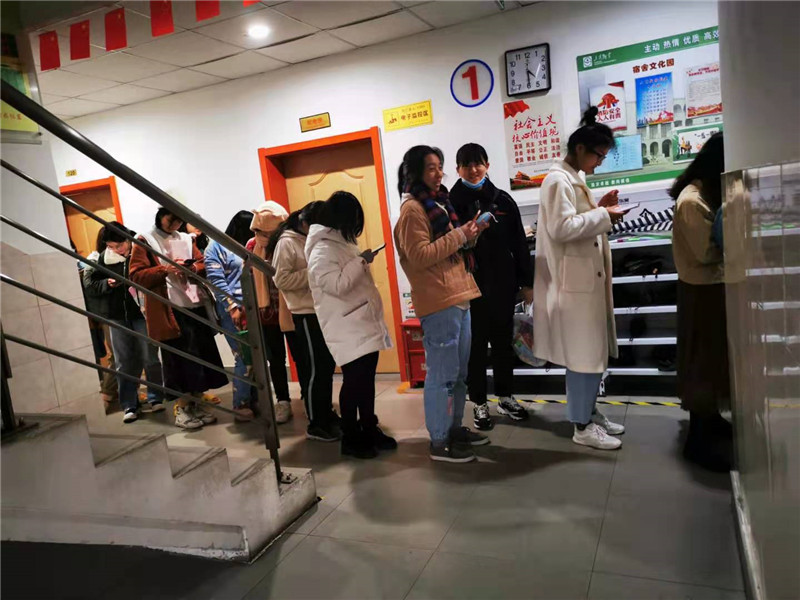 排队领粥学生.jpg