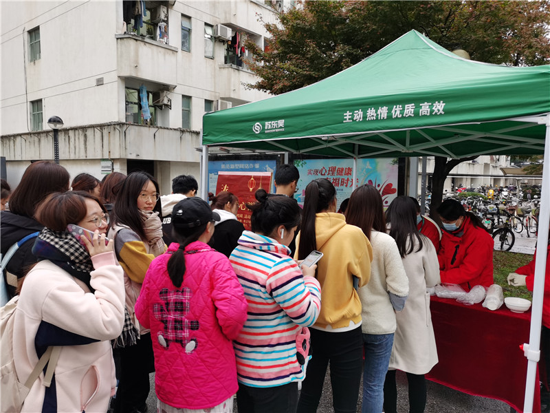 主干道发放爱心粥.jpg