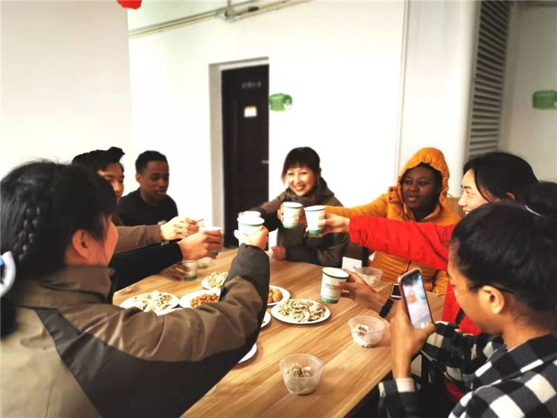 宿舍值班员与留学生共享美味.jpg