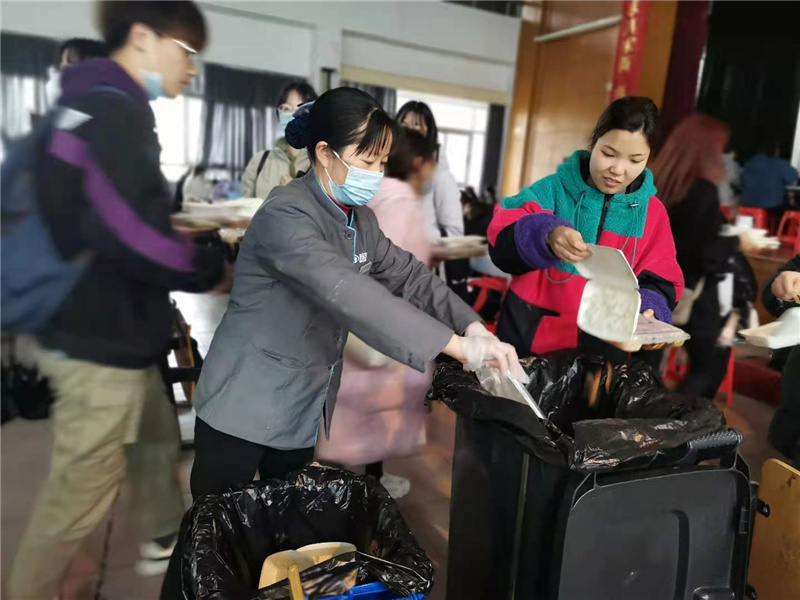引导学生垃圾分类投放.jpg