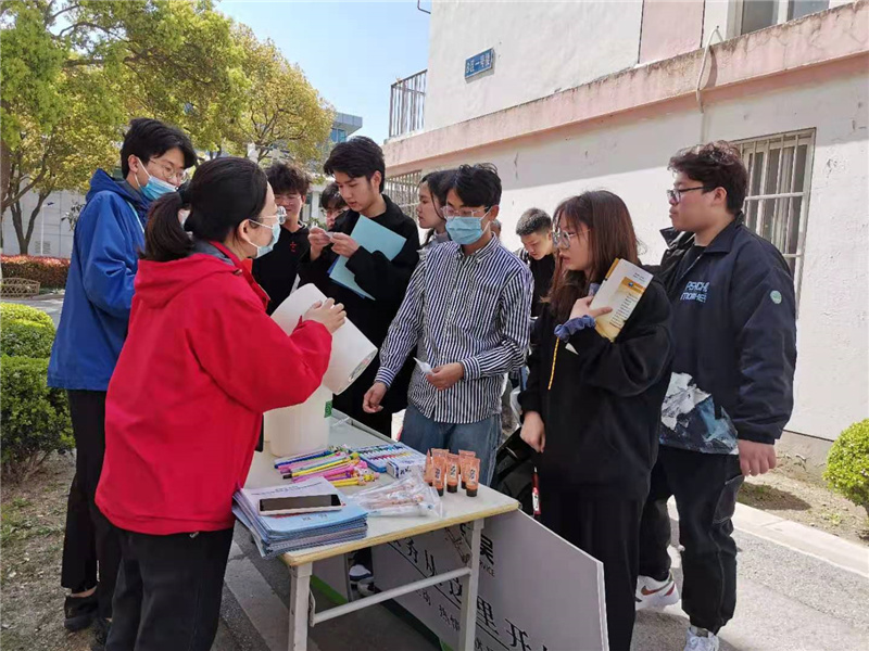 讲解垃圾分类小知识.jpg