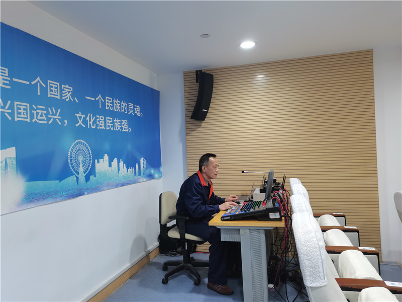 调试投影设备.jpg