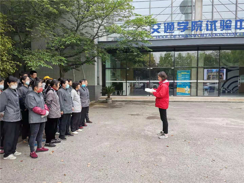 主管向员工阅读书籍篇章_副本.jpg