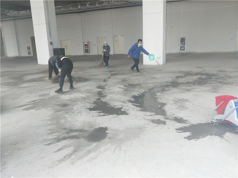 1-边泼水边清扫.jpg