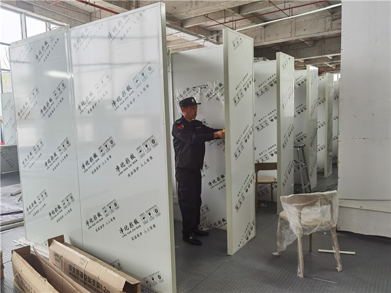 5-方舱建设前，铺设隔间.jpg