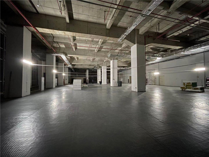 7-方舱建设前，地胶铺设完成.jpg