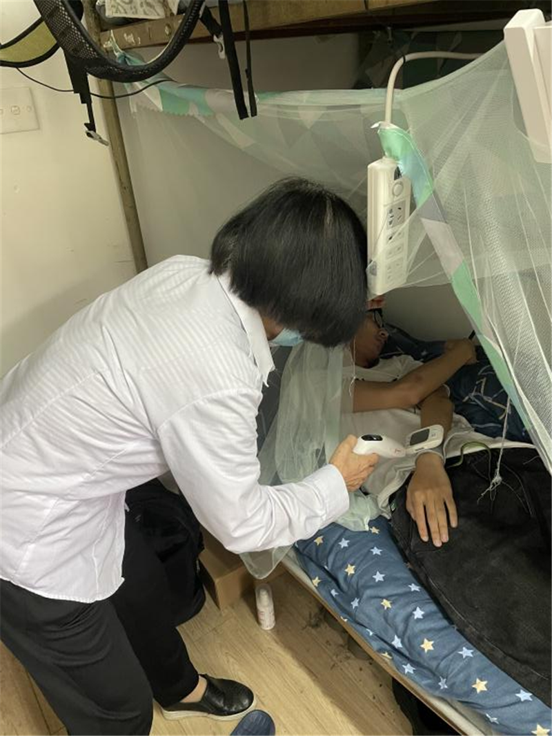 顾俊梅阿姨在为学生测量体温与血压_副本.png