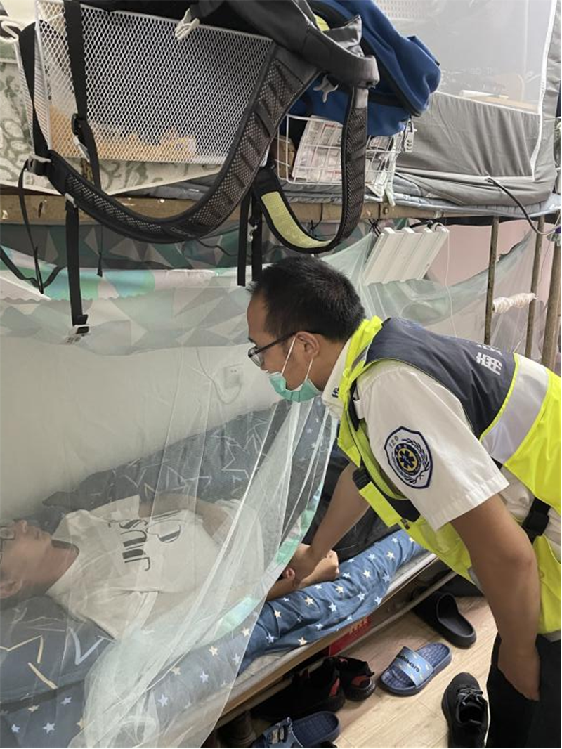 急救中心在查看学生身体情况_副本.png