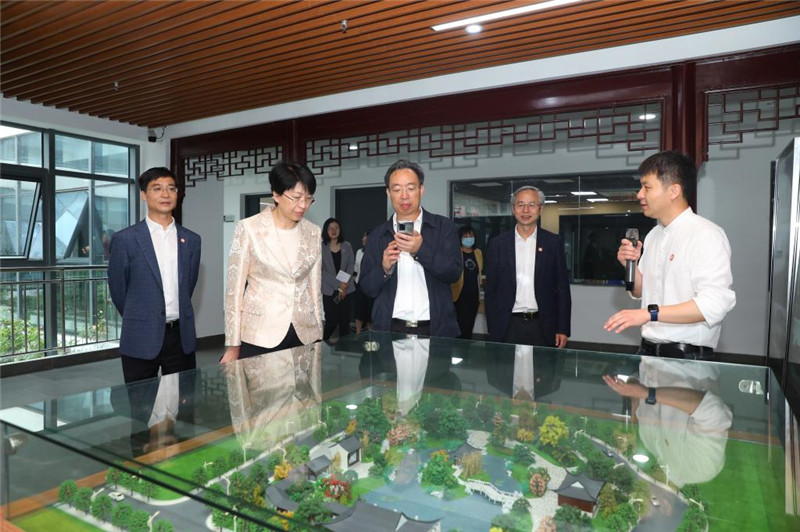 教育厅厅长参观（图片来源于农校官网）.jpg