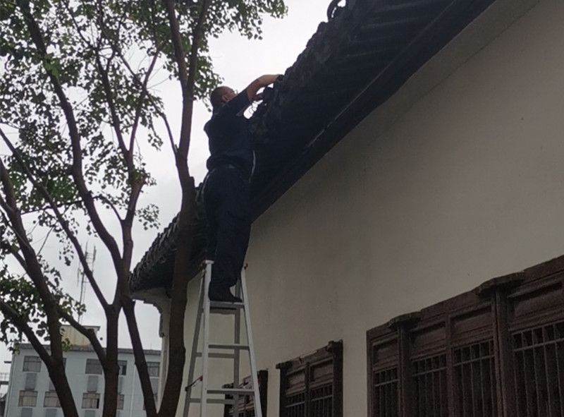 维修房檐瓦片.jpg