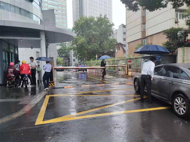 为进出大厦工作人员进行测温、查看苏康码.jpg