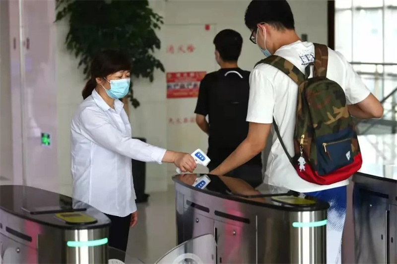 图书馆入馆测温.jpg