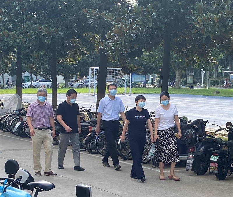叶美兰校长等学校其他部门负责人前来桃苑进行慰问.jpg