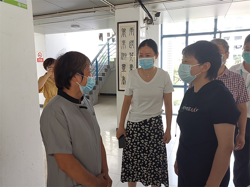叶美兰校长慰问一线员工代表苏双红.jpg
