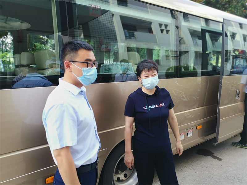 叶美兰校长与许经理进行交谈.jpg