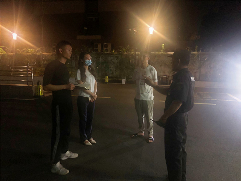 项目经理深夜组织员工做好疫情防控工作.jpg