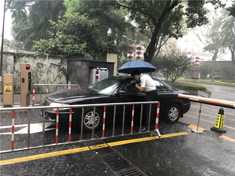 暴雨中核证测温.jpg