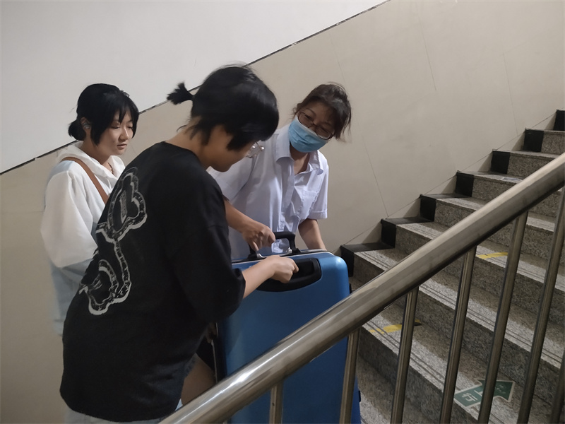 01 帮助搬运物品.jpg
