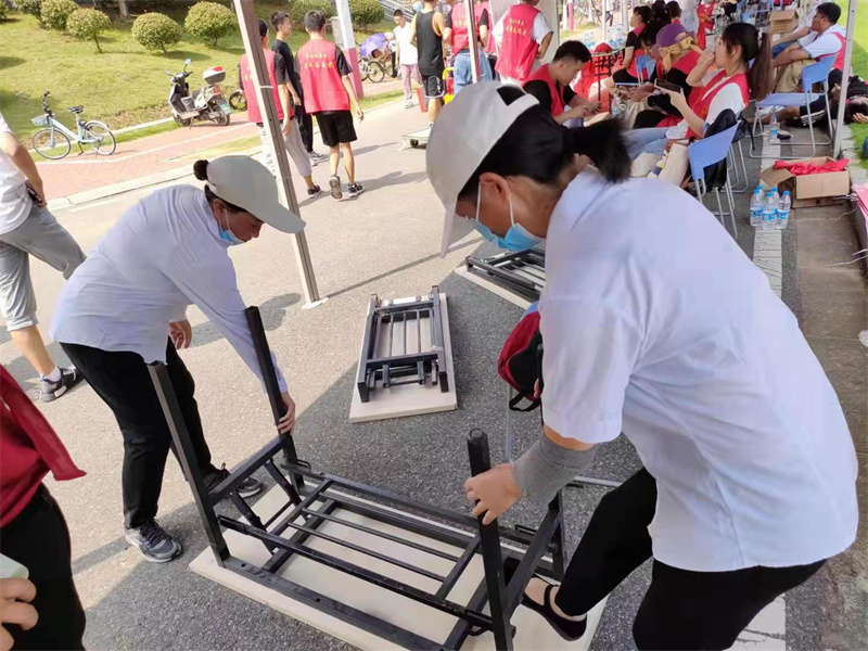 从迎新现场搬回使用好的桌椅2.jpg
