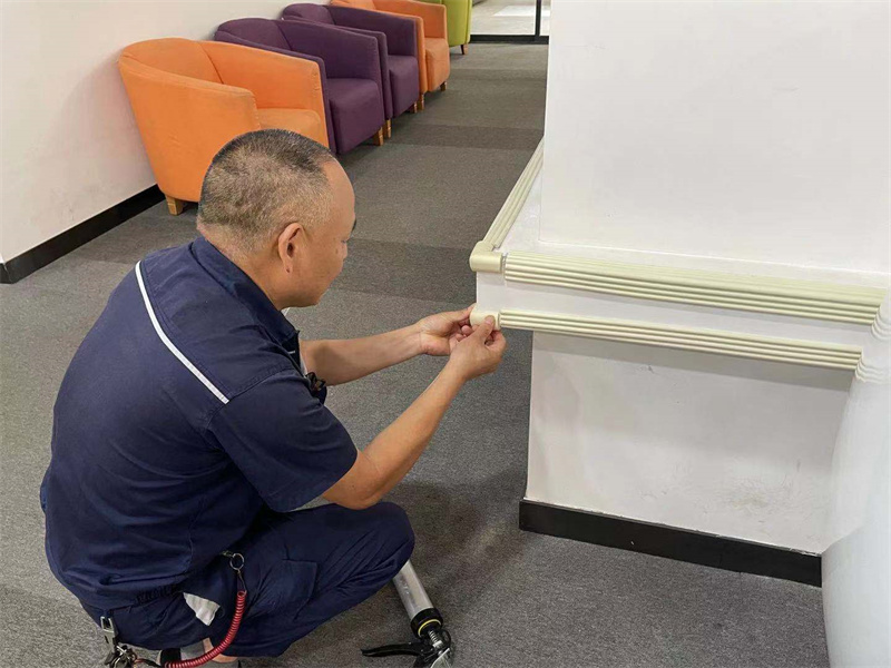 维修人员对防撞角粘胶.jpg