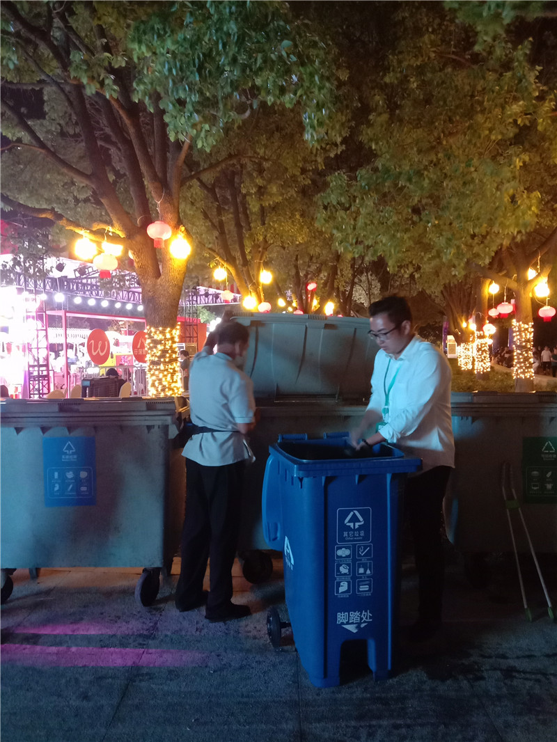 夜经济活动-保洁主管亲自带保洁处理现场垃圾.jpg