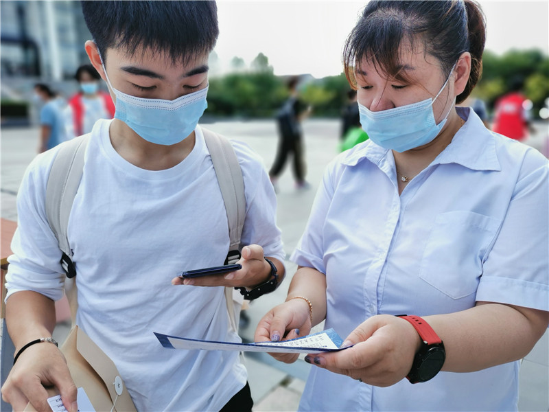 服务站工作人员为学生介绍打卡活动.jpg