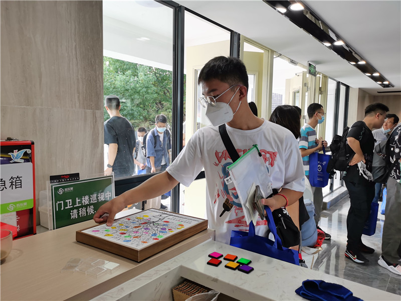 新生参加摁手印活动2.jpg
